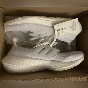 NWT Women’s adidas ultraboost 22